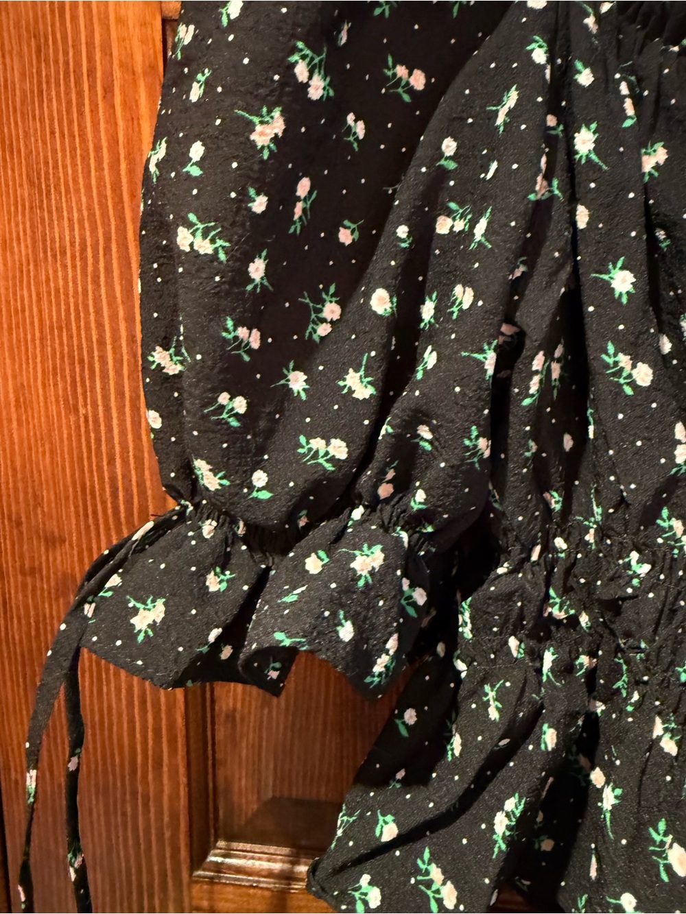 H&M Black Floral Smocked Puff-Sleeve Crop Top - Picture 2 of 4